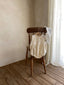schattig ivory kleurig rompertje met strikjes hangend aan stoel in de categorie babykleding en kinderkleding