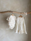Meisje kinderkleding Jeanne jurkje van stevig katoen in creme met schattige strikjes en volants 2 - 4 jaar hangend vooraanzicht