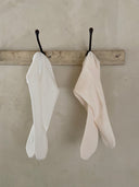 Leggings hangend in ivory en creme voor baby's en kinderen.