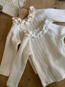topjes liggend in twee kleuren ivory en creme met schattig kraagje voor baby en kinderen