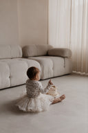 Baby meisje in de Celina top van geribbeld zacht katoen in creme met bloemenprint en gerimpelde afwerking met rokje en taartje