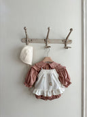 Baby meisje Aimee topje van katoen in creme met geborduurde bloemetjes en volants - 1 - 6 jaar vooraanzicht over romper stijlvolle baby en kinderkleding