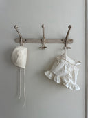 Baby meisje Aimee topje van katoen in creme met geborduurde bloemetjes en volants - 1 - 6 jaar achteraanzicht stijlvolle baby en kinderkleding