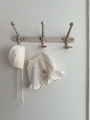 Baby meisje Aimee topje van katoen in creme met geborduurde bloemetjes en volants - 1 - 6 jaar vooraanzicht