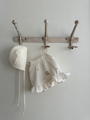 Baby meisje Aimee topje van katoen in creme met geborduurde bloemetjes en volants - 1 - 6 jaar vooraanzicht stijlvolle baby en kinderkleding