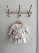 Baby meisje Aimee topje van katoen in creme met geborduurde bloemetjes en volants - 1 - 6 jaar achterkant met aimee bloomer rokje stijlvolle baby en kinderkleding