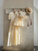 Baby meisje Mia romper jurkje van katoen en mousseline, pofmouwen, volumineus rokje en strikjes voor baby en dreumes (3 - 24 maanden)  - vooraanzicht hangend