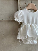 Baby meisje Mia romper jurkje van katoen en mousseline, pofmouwen, volumineus rokje en strikjes voor baby en dreumes - wit (3 - 24 maanden) close up