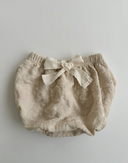 Baby meisje Adeline bloomer broekje van geweven stof in creme met bloemmotief liggend vooraanzicht