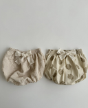 Baby meisje Adeline bloomer broekje van geweven stof in creme met bloemmotief liggend vooraanzicht