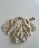 Baby meisje Adeline bloomer broekje van geweven stof in creme met bloemmotief met bijpassend Adeline blouse liggend 