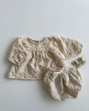 Baby meisje Adeline blouse van geweven stof in creme met stik en bloemmotief met bijpassende Adeline bloomer broekje voor baby's en kindjes van 6 maanden - 3 jaar