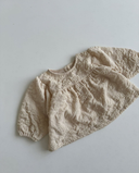 Baby meisje Adeline blouse van geweven stof in creme met stik en bloemmotief met bijpassende Adeline bloomer broekjes voor baby's en kindjes van 6 maanden - 3 jaar liggend vooraanzicht