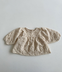 Baby meisje Adeline blouse van geweven stof in creme met stik en bloemmotief voor baby's en kindjes van 6 maanden - 3 jaar - liggend vooraanzicht