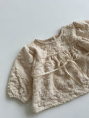 Baby meisje Adeline blouse van geweven stof in creme met stik en bloemmotief voor baby's en kindjes van 6 maanden - 3 jaar strik achterkant