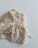 Baby meisje Adeline blouse van geweven stof in creme met stik en bloemmotief voor baby's en kindjes van 6 maanden - 3 jaar strik zijkant