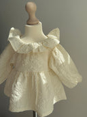 Baby meisje Alba wijd uitlopende blouse in creme/ecru met volant kraag en bloemenmotief voor baby's en kindjes van 6 tot 18 maanden stijlvolle baby en kinderkleding