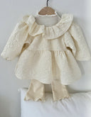 Baby meisje Alba wijd uitlopende blouse in creme/ecru met volant kraag en bloemenmotief voor baby's en kindjes van 6 tot 18 maanden stijlvolle baby en kinderkleding