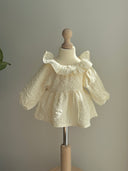 Baby meisje Alba wijd uitlopende blouse in creme/ecru met volant kraag en bloemenmotief voor baby's en kindjes van 6 tot 18 maanden vooraanzicht