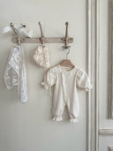 Baby meisje Celie Jacquard zomer newborn pakje/geboortepakje van zacht katoen met schuine knoopjes in creme/ecru maat 50/56 (0 - 3 maanden) en 62/68 (3-6 maanden) vooraanzicht 