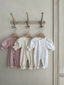 Baby meisje Celie Jacquard zomer  newborn pakje/geboortepakje van zacht katoen met schuine knoopjes in creme  en wit maat 50/56 (0 - 3 maanden) en 62/68 (3-6 maanden) ooraanzicht 