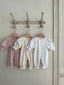 Baby meisje Celie Jacquard zomer  newborn pakje/geboortepakje van zacht katoen met schuine knoopjes in creme  en wit maat 50/56 (0 - 3 maanden) en 62/68 (3-6 maanden) ooraanzicht 