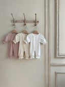 Baby meisje Celie Jacquard zomer newborn pakje/geboortepakje van zacht katoen met schuine knoopjes in wit en creme en roze maat 50/56 (0 - 3 maanden) en 62/68 (3-6 maanden) 