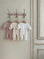 Baby meisje Celie Jacquard zomer newborn pakje/geboortepakje van zacht katoen met schuine knoopjes in wit en creme en roze maat 50/56 (0 - 3 maanden) en 62/68 (3-6 maanden) 