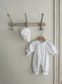 Baby meisje Celie Jacquard zomer newborn pakje/geboortepakje van zacht katoen met schuine knoopjes in wit maat 50/56 (0 - 3 maanden) en 62/68 (3-6 maanden) vooraanzicht 