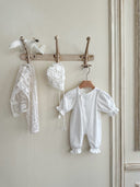 Baby meisje Celie Jacquard zomer newborn pakje/geboortepakje van zacht katoen met schuine knoopjes in wit maat 50/56 (0 - 3 maanden) en 62/68 (3-6 maanden) vooraanzicht 