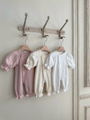 Baby meisje Celie Jacquard zomer newborn pakje/geboortepakje van zacht opengewerkt katoen met schuine knoopjes in wit en creme voor pasgeboren maat 50/56 (0-3 maanden) en 62/68 (3-6 maanden) vooraanzicht