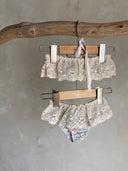 Baby meisje Célina lace bikini met bandeau topje, bloemenprintje en kanten randje/ volants van kant en bijpassend zwemmutsje voor baby's en kindjes 3 - 18 maanden