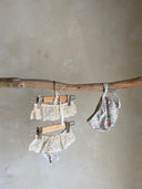 Baby meisje Célina lace bikini met bandeau topje, bloemenprintje en kanten randje/ volants van kant en bijpassend zwemmutsje voor baby's 3 - 18 maanden hangend vooraanzicht