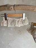 Baby meisje Célina lace bikini met bandeau topje, bloemenprintje en kanten randje/ volants van kant en bijpassend zwemmutsje voor baby's - bandeau zwemtopje vooraanzicht