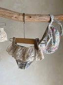 Baby meisje Célina lace bikini met bandeau topje, bloemenprintje en kanten randje/ volants van kant en bijpassend zwemmutsje voor baby's 3 - 18 maanden vooraanzicht zwembroekje met kanten randje