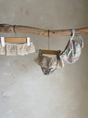 Baby meisje Célina lace bikini met bandeau topje, bloemenprintje en kanten randje/ volants van kant en bijpassend zwemmutsje voor baby's 3 - 18 maanden hangend bikini 