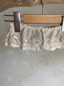 Baby meisje Célina lace bikini met bandeau topje, bloemenprintje en kanten randje/ volants van kant en bijpassend zwemmutsje voor baby's 3 - 18 maanden close up topje met kanten volant