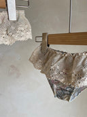 Baby meisje Célina lace bikini met bandeau topje, bloemenprintje en kanten randje/ volants van kant en bijpassend zwemmutsje voor baby's 3 - 18 maanden close up zwembroekje met volants