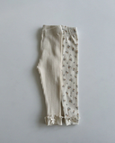 Baby meisje Celina legging van geribbeld zacht katoen in creme en met bloemenprint met omgeslagen pijpje en strikje - liggend bovenaanzicht