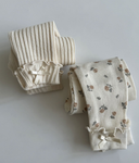 Baby meisje Celina legging van geribbeld zacht katoen in creme en omgeslagen pijpje en strikje - opgevouwen bovenaanzicht 