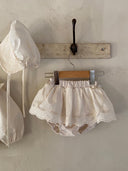 Baby meisje Lilly bloomer rokje van katoen  met geborduurde bloementjes in creme kleur maat S 62/68/74 (3 - 10 maanden) en maat M 80/86 (10 - 18 maanden) hangend vooraanzicht 