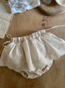 Baby meisje Lilly bloomer rokje van katoen  met geborduurde bloementjes en strikjes in creme kleur bovenaanzicht liggend 