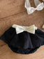 Baby meisje Louve bloomer rokje in zwart met creme kleurige stik en tailleband voor baby's en dreumes van 3 - 18 maanden vooraanzicht liggend