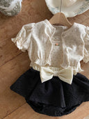 Baby meisje Louve bloomer rokje in zwart met creme kleurige stik en tailleband voor baby's en dreumes van 3 - 18 maanden met isabelle top en vestje liggend 