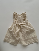 Baby meisje Marie wikkel jurkje/overjurkje schortje van opengewerkt katoen met volant kraag en geborduurde bloemetjes in creme - one size 86/92/98