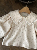 Baby meisje Mathilde girly blouse met bloemenprintje en kanten sailorkraagje 3 - 12 maanden en 10 - 18 maanden,  maat 68/74/80 Petite Ame