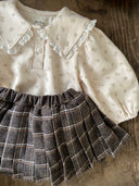 Baby meisje Mathilde girly blouse met lange mouwen, bloemenprintje en sailorkraagje 3 - 12 maanden en 10 - 18 maanden,  maat 68/74/80 vooraanzicht Petite Ame