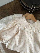 Baby meisje Mathilde girly blouse met lange mouwen, bloemenprintje en sailorkraagje met kanten randje 3 - 12 maanden en 10 - 18 maanden,  maat 68/74/80 vooraanzicht liggend Petite ame