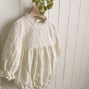 Baby meisje Maya romper van geweven stof met kanten kraagje en ballonmouwtjes maat 62 - 86 ( 0 - 18 maanden) close up hangend 