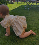 Baby meisje Mia romper jurkje van katoen en mousseline, pofmouwtjes volumineus rokje en strikjes in creme kleur voor baby en dreumes (3 - 24 maanden)